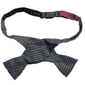 Vineyard Vines Adjustable Silk Bow Tie Dark Blue w/ Light Blue Whale Print